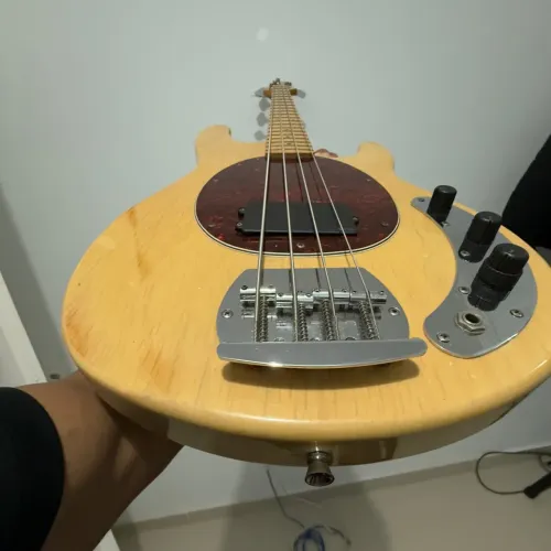 Baixo Elétrico 4 cordas ativo