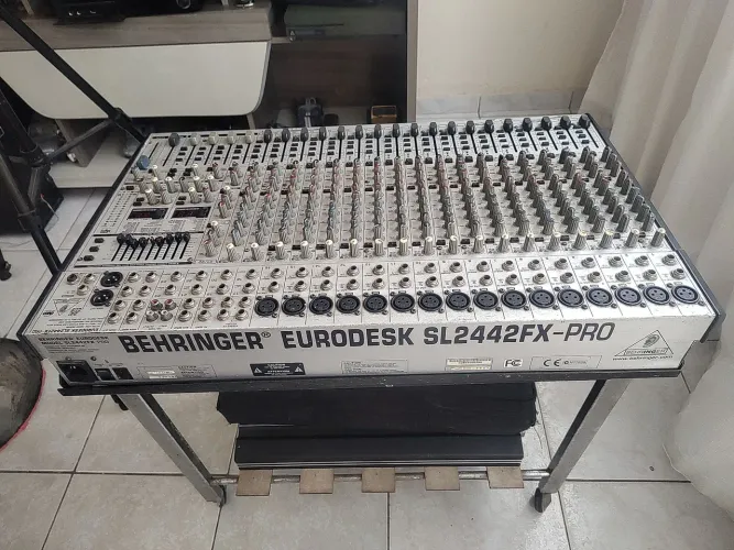 Mesa de som Behringer 24 canais