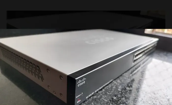 Switch Cisco SG 300-28P - 28 Portas Gigabit