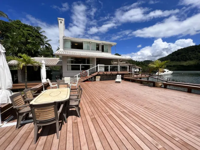Linda casa costeira com vaga de iate para temporada, 6 suítes