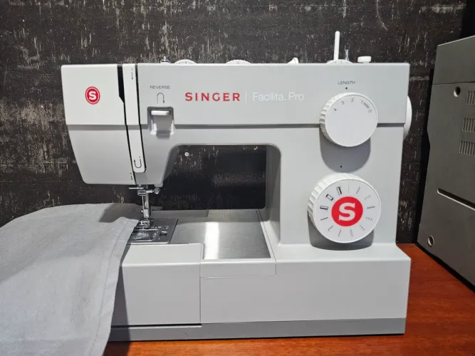 Máquina de costura Facilita Pro 4411 Singer acompanha acessórios 