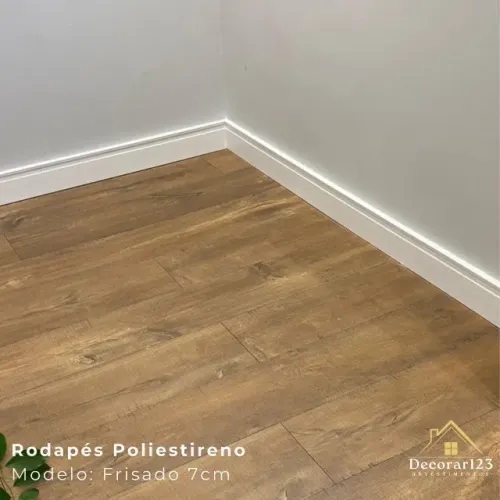 Rodapé 7cm Branco Frisado - Poliestireno (PS)