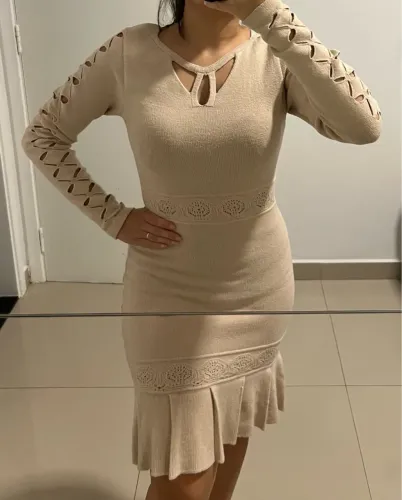 Vestido de tricô bege com detalhes em renda