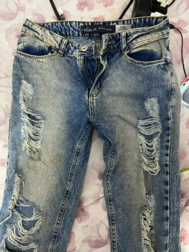 Calça Jeans rasgada 