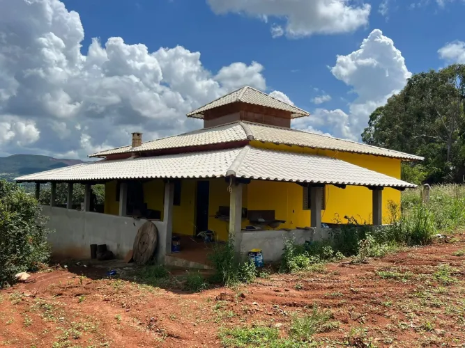 Sítio com casa em construção em área rural