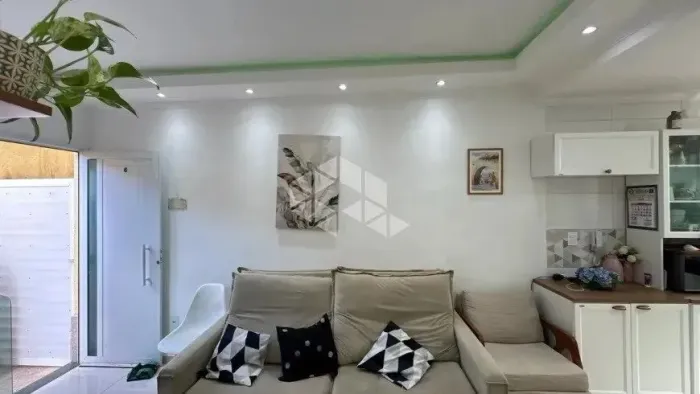 CASA DE CONDOMÍNIO DIFERENCIADA COM 02 DORMITÓRIOS, SALA, COZINHA, BANHEIROS, ÁREA DE SERV