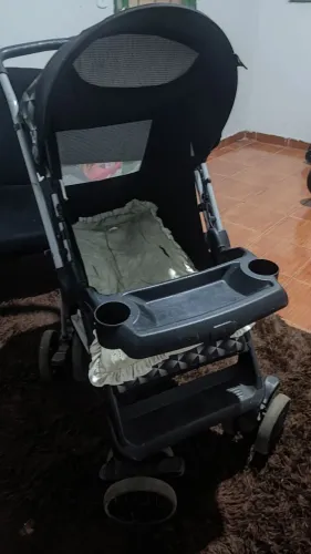 Carrinho de Bebê com Bandeja e Porta Copos