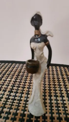Escultura de Mulher Africana com Durag na cabeça.