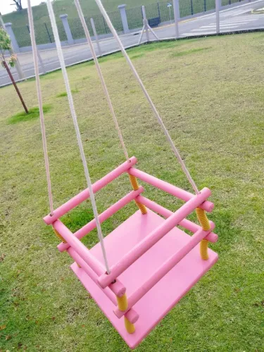 Balanço infantil de madeira na cor rosa 
