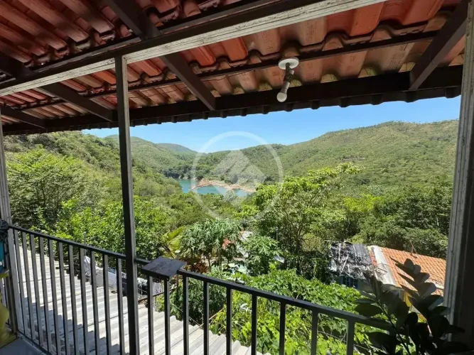 chacara maravilhosa beira rio em condomio com toda segurança casa com tres quartos area de