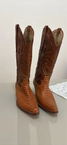 Bota country em couro - bico fino - DESAPEGO