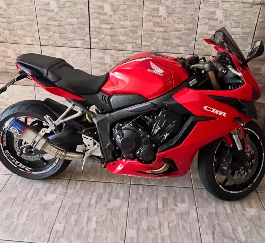 CBR 650R super conservada com kit esportivo Ipva e licenciamento2026 pago 