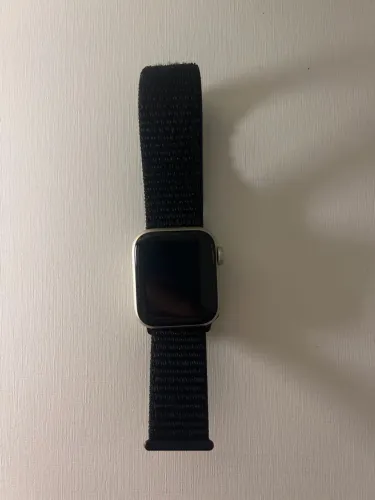 Apple Watch SE GPS ? Caixa estelar de alumínio - 40 mm ? Pulseira loop esportiva preta