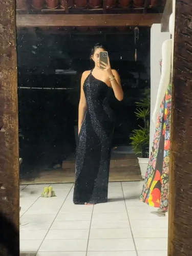 Vestido todo na pedraria lindo