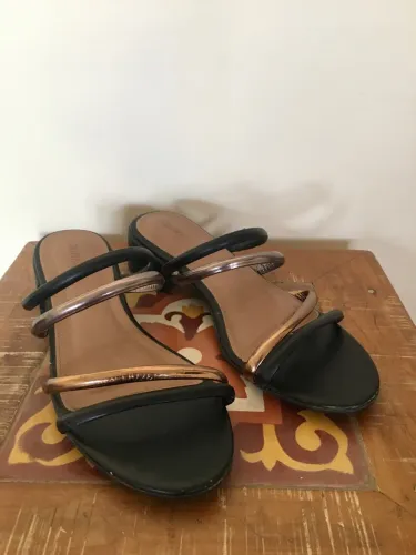 Sandália preta com tiras