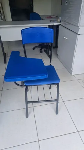 Cadeira escolar azul com mesa
