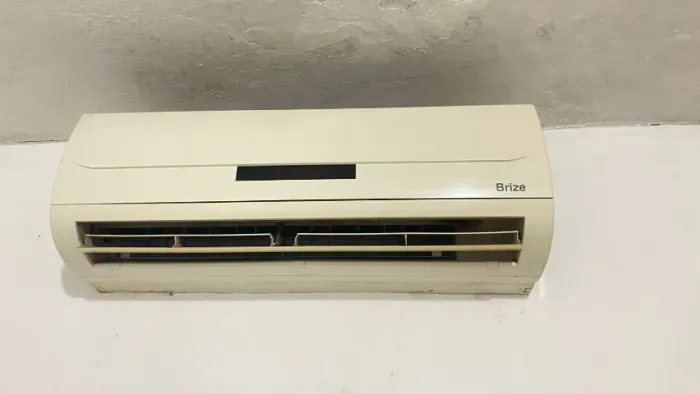 Ar condicionado split 12000BTU marca KOMECO modelo BZS 12FC 2LX