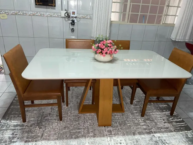 Mesa para 6 pessoas com cadeiras de madeira 