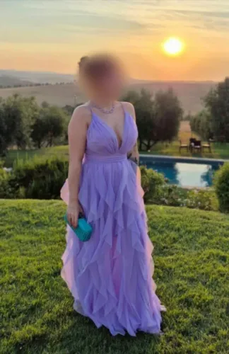 Vestido de festa lilás com detalhes em camadas