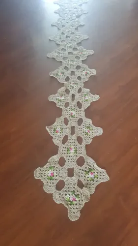 Caminho de Mesa Crochê com Flores