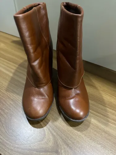 Botas de Couro Marrom - Elegância e Estilo
