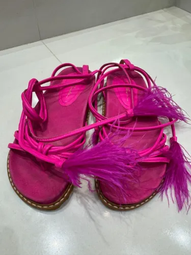 Sandálias Rosa com Detalhes em Penas
