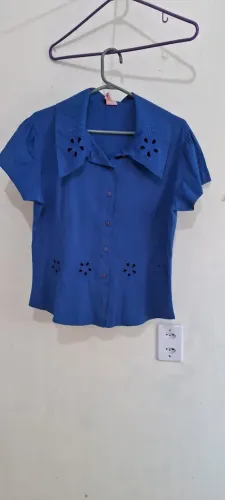 Camisa azul de manga curta feminina