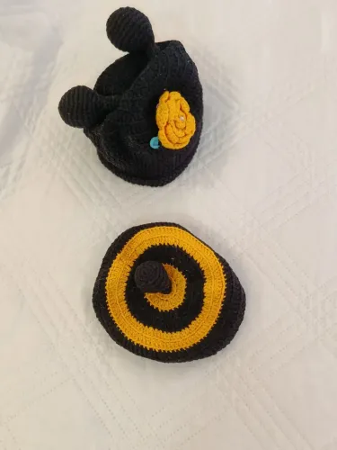Conjunto de chapéu e touca de abelha artesanais