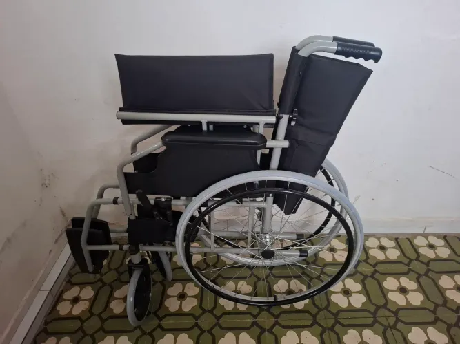 Cadeira de rodas semi nova