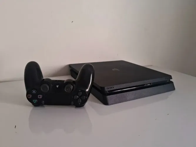 PS4 Slim com controle original