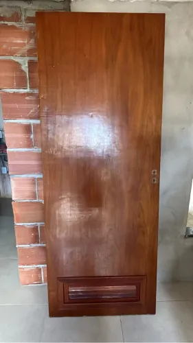 Porta envernizada