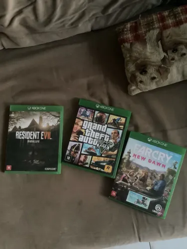Kit 3 Jogos Xbox One Originais - GTA V, Far Cry e Resident Evil 7
