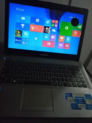 Notebook Positivo,2GB de memória, 320 HB HDD tela de 14 de led,precisa arrumar a Tela.