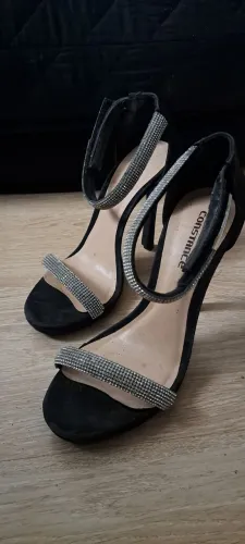 Sapato com detalhes de strass
