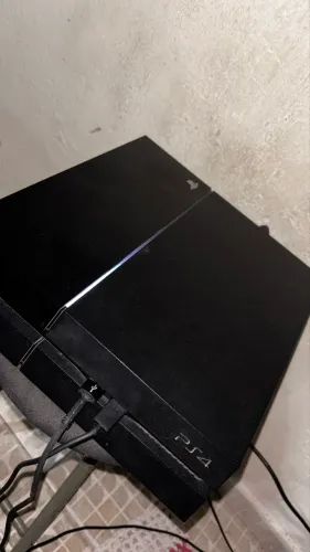 Vendo PS4  + 1 controle + todos os cabos 