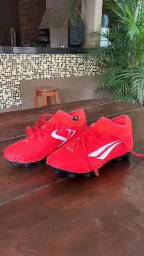 Chuteira Campo Penalty S11 Locker XXI  tamanho 37 na cor vermelha com detalhes em branco
