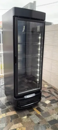 Expositor de Bebidas Vertical 570 Litros GLDR 570 PR - Gelopar 220 volts