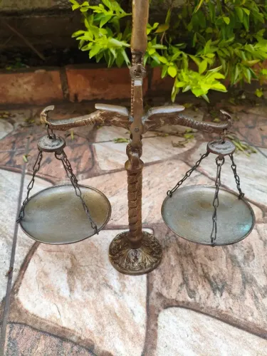 Balança da Justiça Bronze Maciço, Médias 32cm, 27cm x 11cm RARIDADE..
