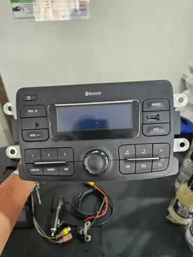 Tela multimídia,câmera de ré,radio<br>ela multimidia portátil <br>Rádio <br>Moldura<br>Friso laterais