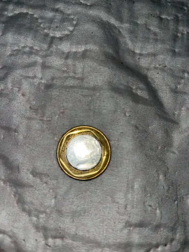 Brinco hexagonal em ouro 18k.