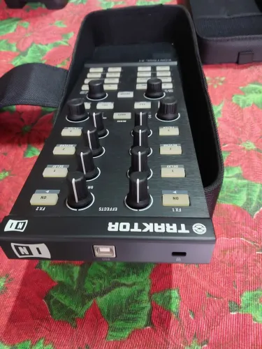 Traktor kontrol x 1 nativa instrumentos 2 aparelhos $ 620 reais cada um