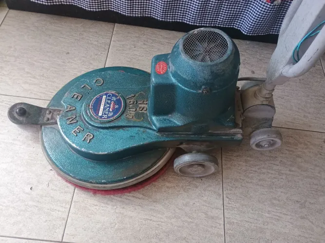 Oportunidade! CLEANER HS 1500 de alta rotação. Enceradeira, lavadora e polidora de pisos.