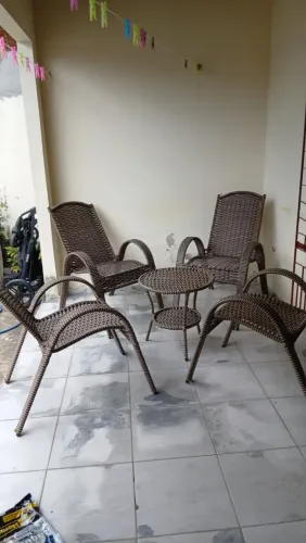 4 cadeiras e mesa de centro para Área
