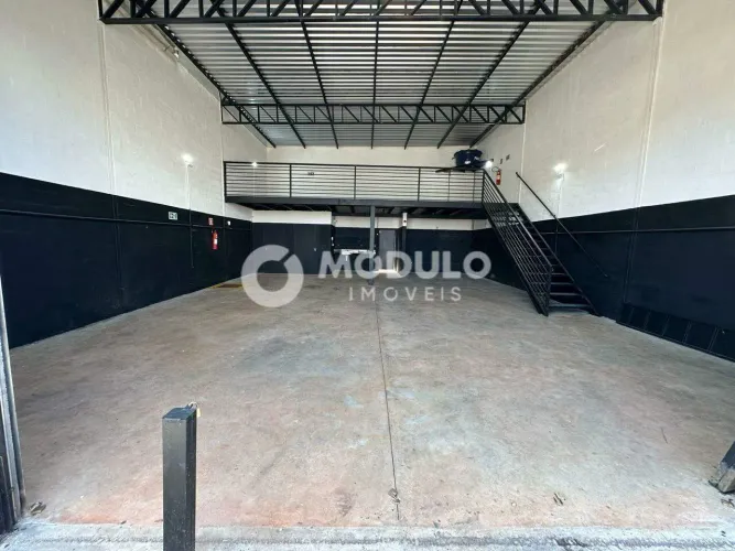 Galpão comercial disponível para locação no bairro Pampulha.