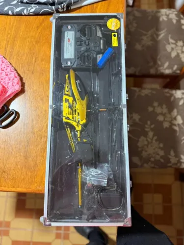 Retirada peças helicóptero RC 