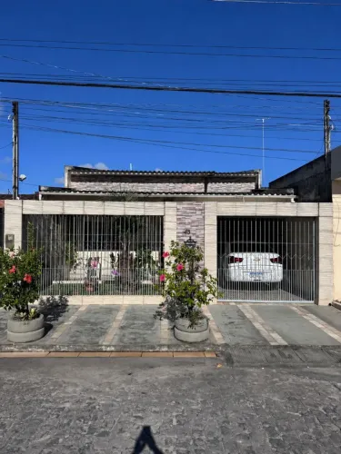 Vendo casa toda reformada no Conjunto Osman Loureiro.