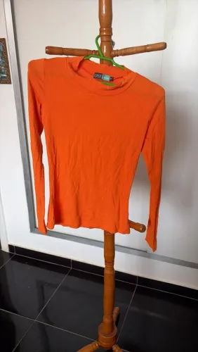 Blusa linda, sem uso, cor laranja, manga comprida, tamanho P
