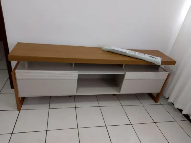 Rack medindo 1.80x66 cor off com madeira , duas portas de correr