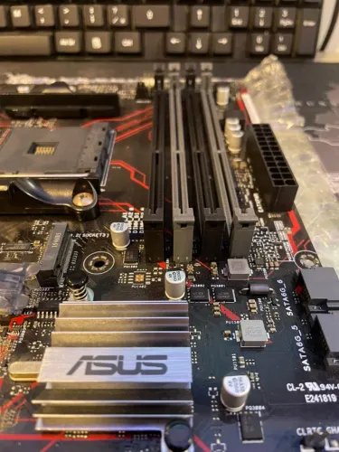 Vendo placa-mãe ASUS Prime B450M-Gaming/BR socket AM4. A placa liga normalmente, porém não