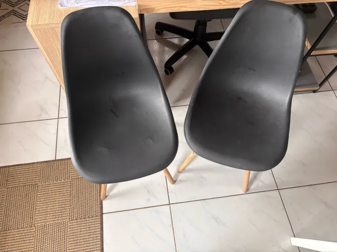Duas cadeiras pretas estilo Eames Eiffel 